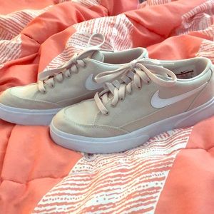 Women’s Nike Janoskis/Tan/Size 6